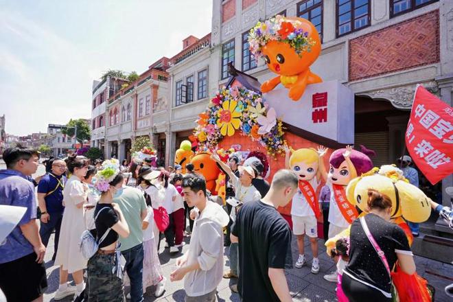 PP电子-淘宝饰品商家“浮革”把皮雕非遗老手艺变成耳环发簪新时尚