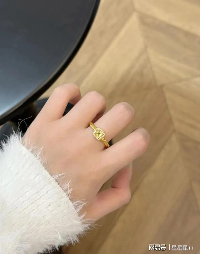 PP电子-年少不爱黄金香如今懂它保值强!戴对款才显面子