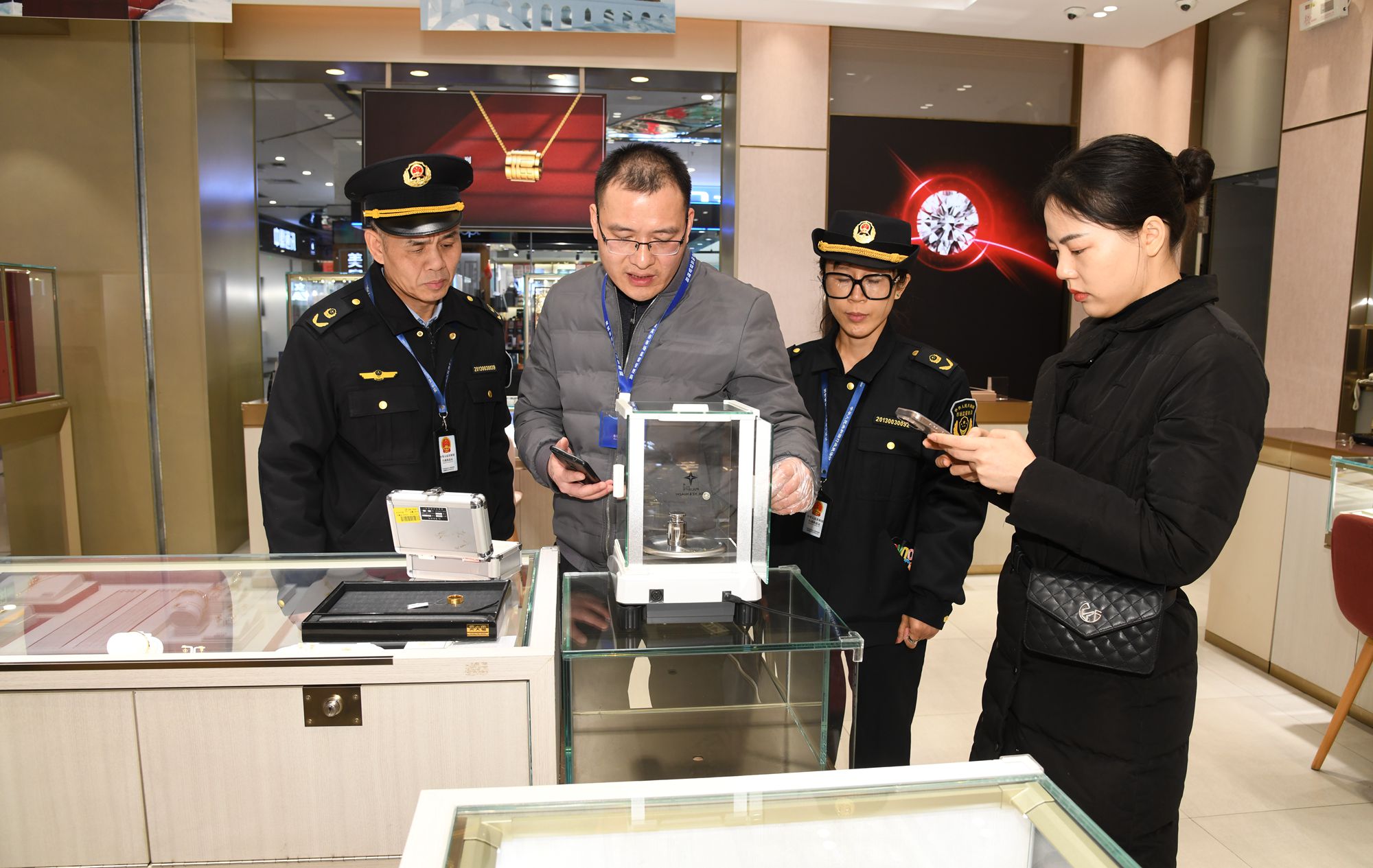 PP电子-保护消费者权益！​广西来宾市市场监管局开展黄金首饰店计量器具专项检查